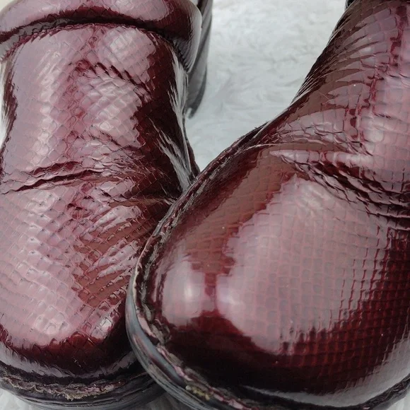 Nurse Mates Pillow Top Halle Burgundy Snakeskin Leather Round Toe Clog Shoes - Picture 16 of 16